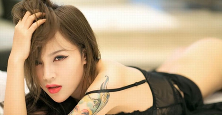 性感女生手臂的小丑纹身图案