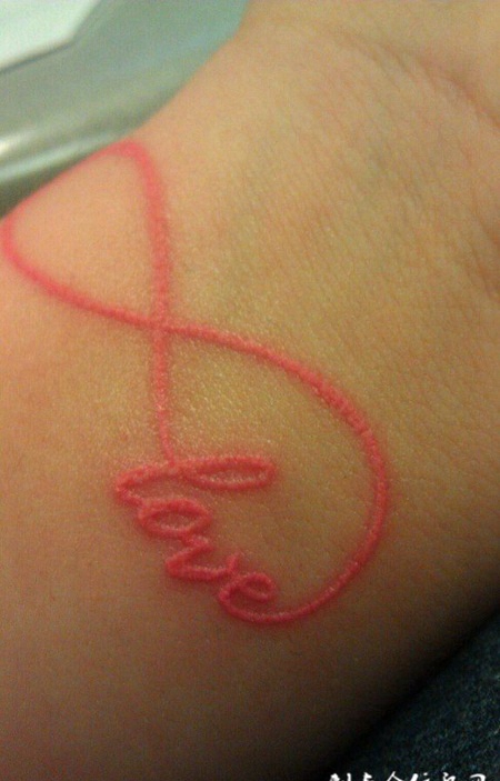 手腕漂亮的英文割肉纹身图片