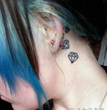 耳后的钻石小纹身图片
