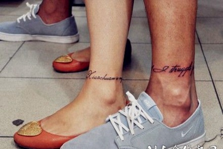 简约个性的情侣脚部英文纹身图案