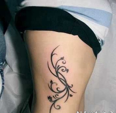 藤蔓纹身女生图案图片