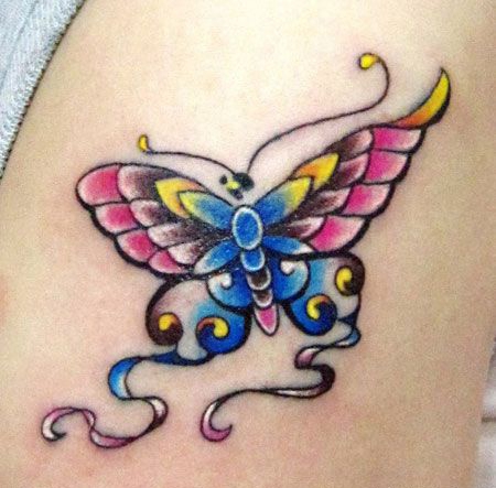 手臂上的彩色蝴蝶纹身图案