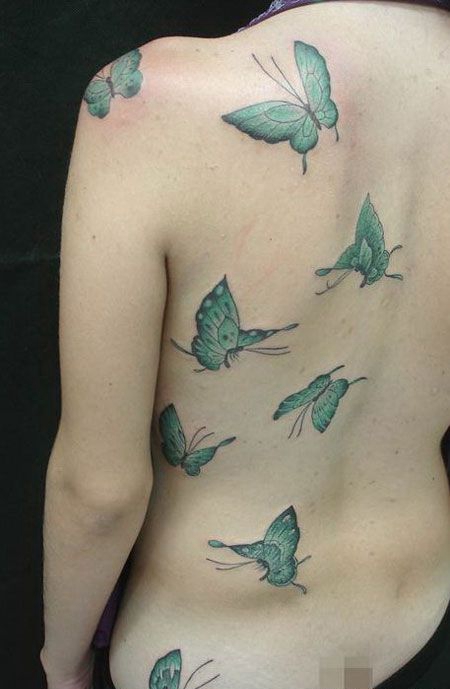 后背上一大群蝴蝶在飞舞的纹身