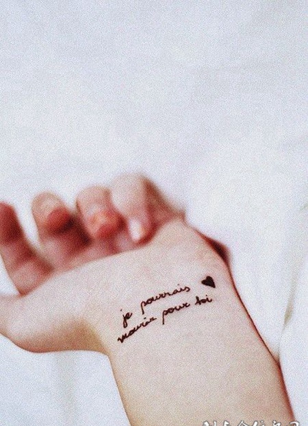 手腕部漂亮小小的英文字母纹身图案