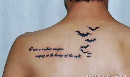 男生后背蝙蝠英文纹身图案大全