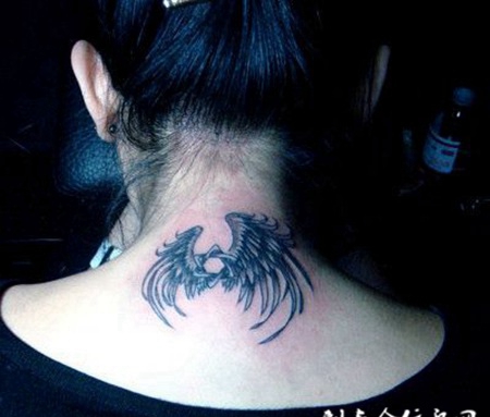 颈部翅膀纹身图案女生