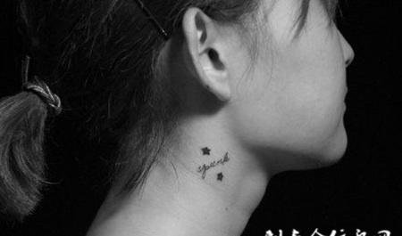 女生脖子字母纹身图案素材