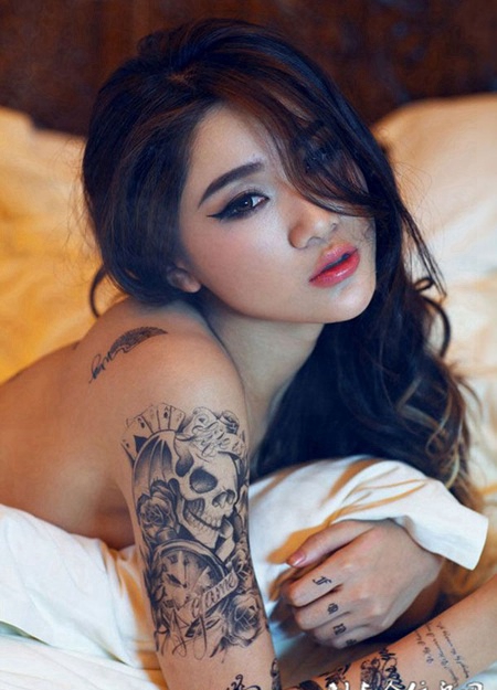 纹身美女个性手臂图片