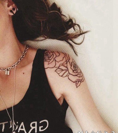 女生肩上纹身图案花朵