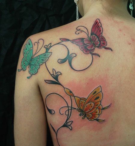 肩部后面几只蝴蝶纹身