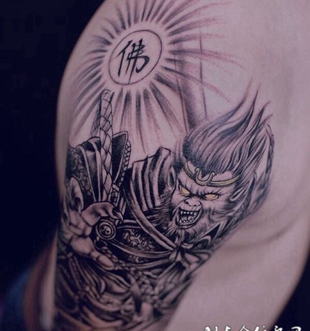 男生霸气十足的斗战胜佛纹身