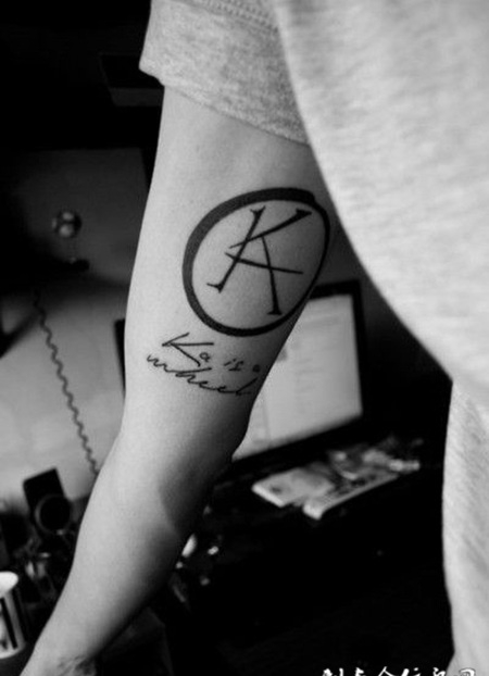 男人手臂黑白英文字符纹身图案