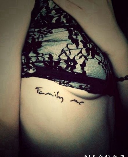 女生腰部独特的黑色字母纹身图案大全