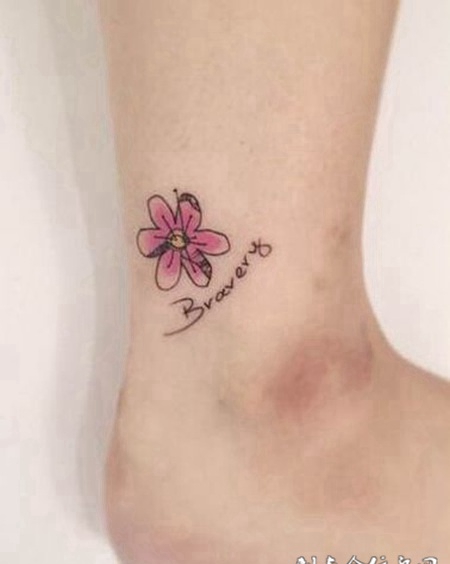 女生纹身小花朵图案素材