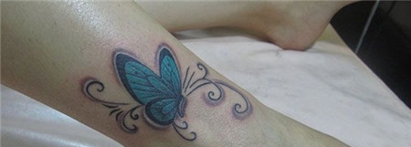 小腿上的蓝色蝴蝶纹身图案