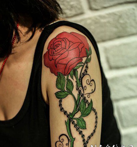 女生纹身胳膊花图片