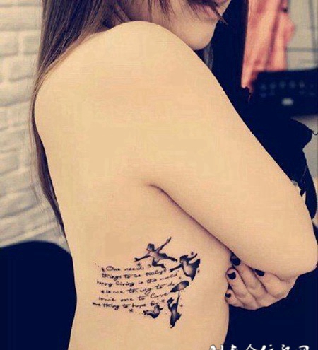 女生腰部侧面纹身图片
