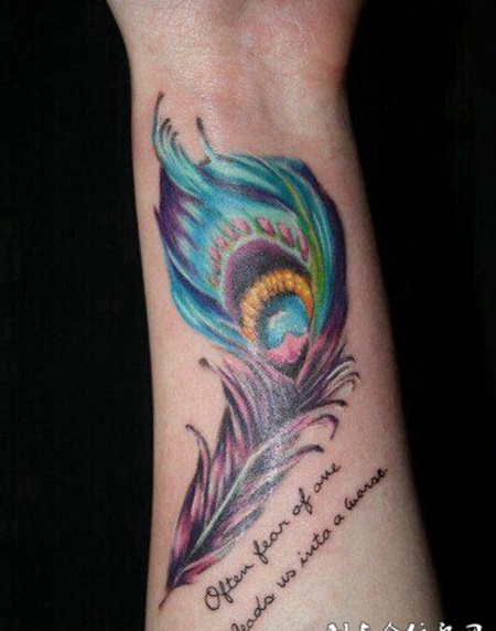 女生纹身孔雀羽毛图案素材