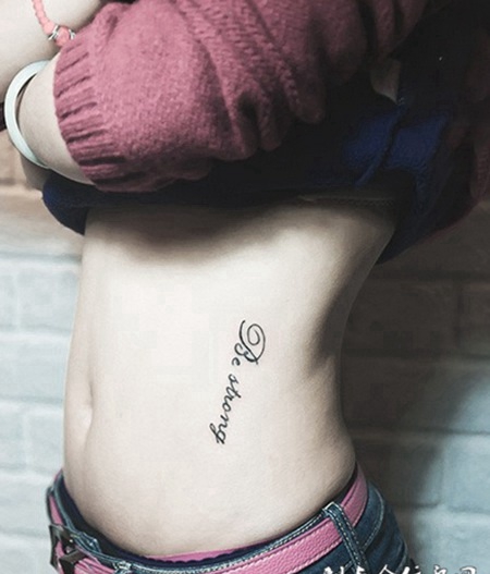 女生腰上字母纹身图片