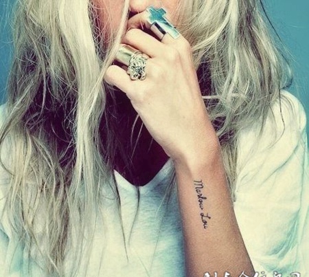 欧美女生手臂小巧的英文纹身图案