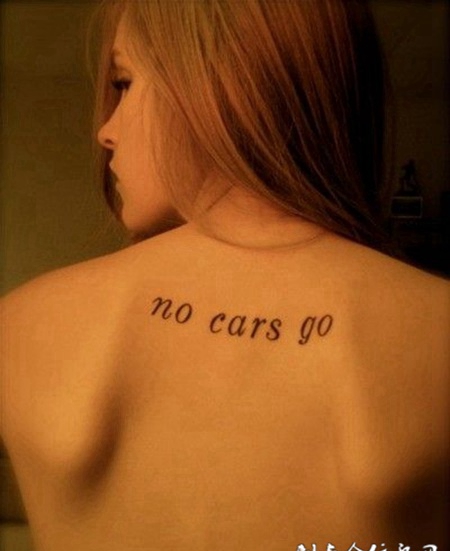 漂亮女生背部简单的英文刺青图案