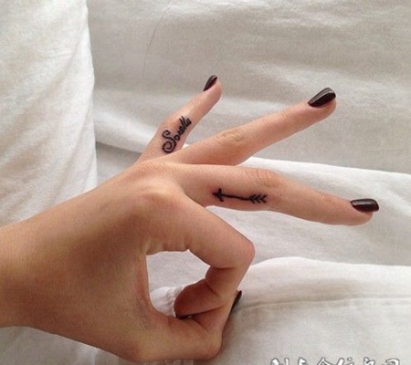 好看的女生手指上英文刺青图案