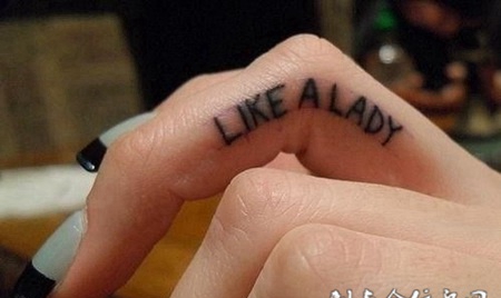 手指小小的英文刺青纹身图案