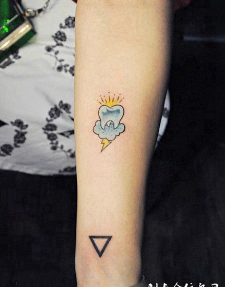 手臂牙齿云朵纹身图案