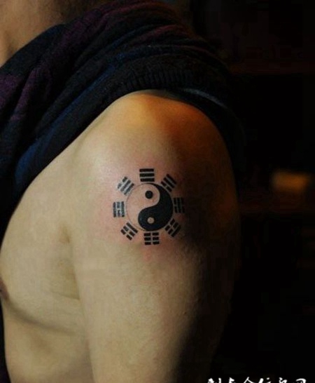 男生大臂八卦纹身图片