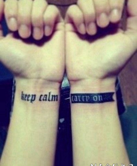 男生手臂黑白英文纹身图案