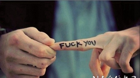 男生手指英文FUCK YOU纹身图案