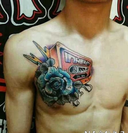 男生胸前磁带玫瑰纹身图案