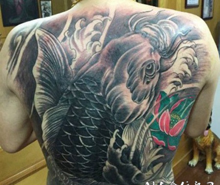 男士满背鲤鱼纹身图案