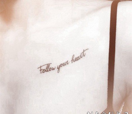 女生胸前字母纹身图案