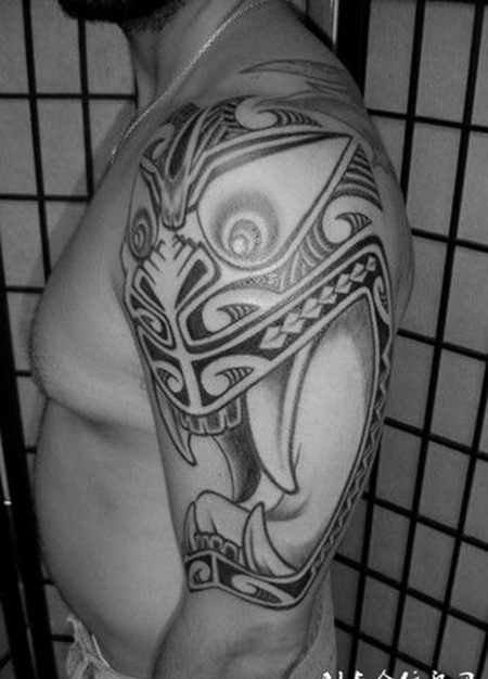 大臂复古雅玛图腾纹身图片