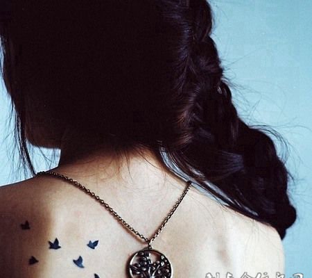 女生背部小清新小鸟纹身图案