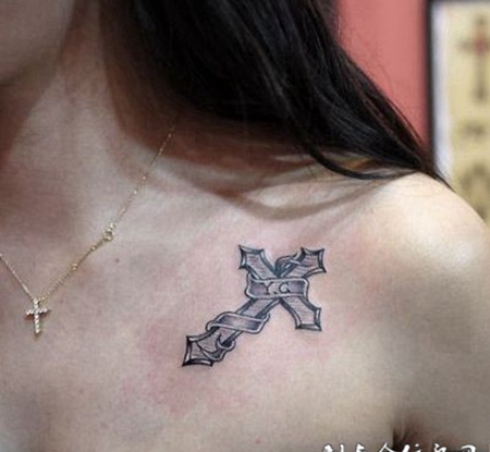 女生胸前性感的十字架纹身图案