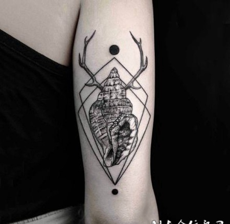 经典的手臂鹿角创意纹身图案