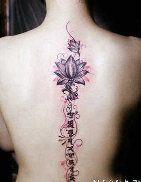 女生背部梵文纹身图案