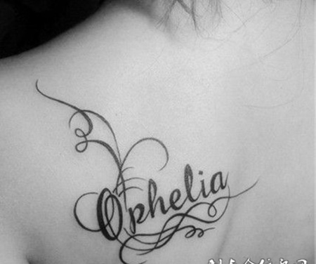 女生背部黑白英文纹身图案