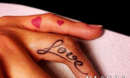 女生手指漂亮的英文爱心纹身图案