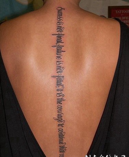 欧美个性女生背部英文字母纹身图案