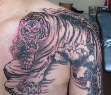 半甲老虎牡丹花纹身图案