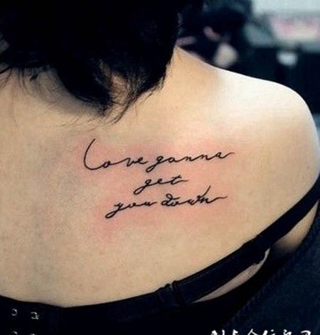 女生肩部字母纹身图案