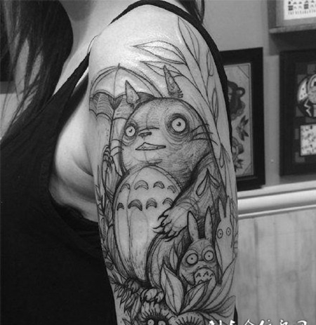 大臂日本卡通人物龙猫纹身图片