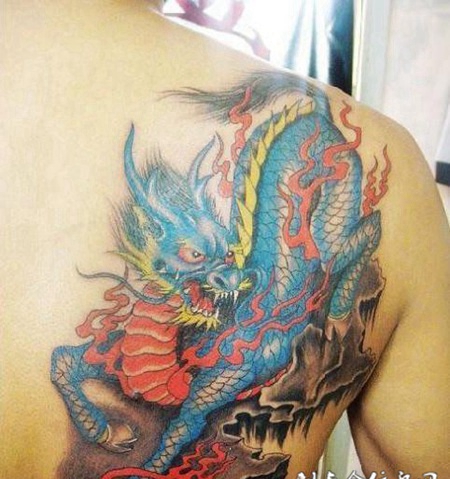 背部彩色玉麒麟纹身图案