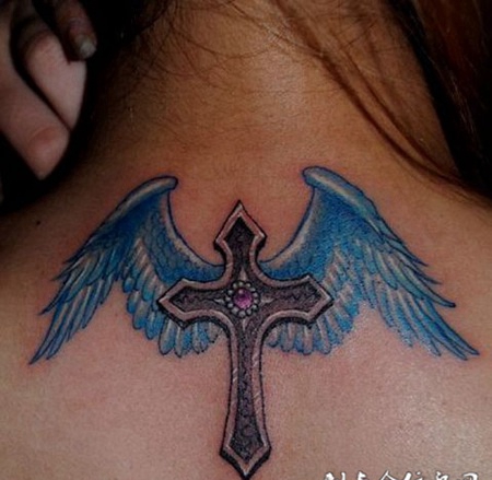 背部蓝色翅膀十字架纹身图片