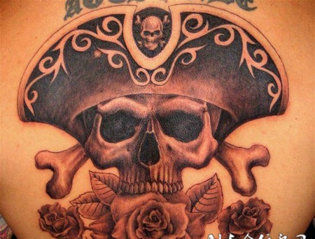 背部海盗骷髅纹身图片