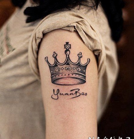 美女大臂皇冠纹身图案