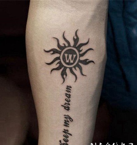 手臂黑色太阳图腾纹身图片